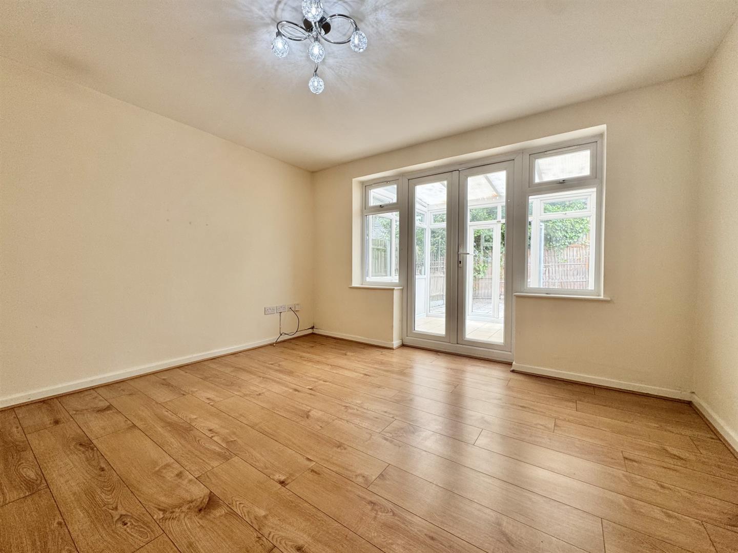 2 bed property in Pine Close, London